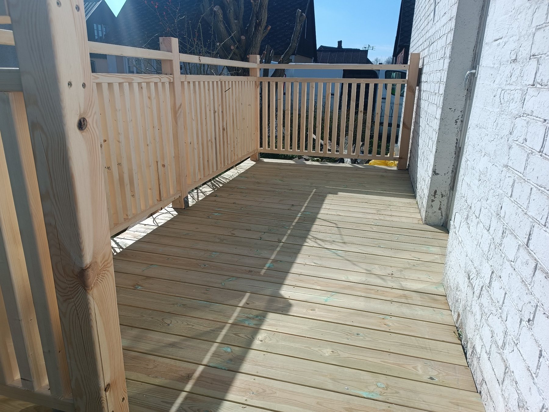 Altan med träräcke